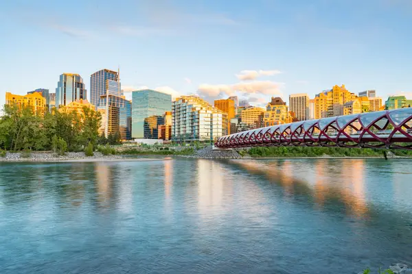 Skyline of the city Calgary, Alberta, Canada (© Paul Brady)