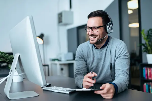 Businessman using headset when talking to customer ( ©Shutterstock/ID1235323882)