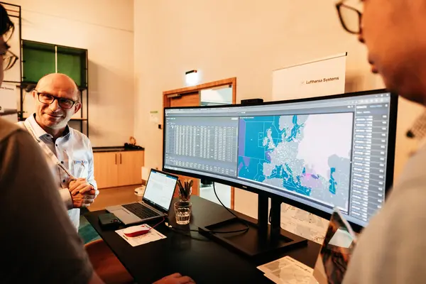 Menschen und Bildschirme im Operations Control Center