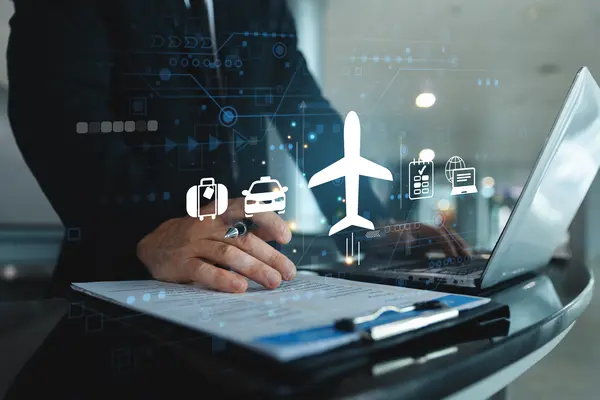 Laptop mit Flugzeug-Symbol und Icons für Reiseplanung