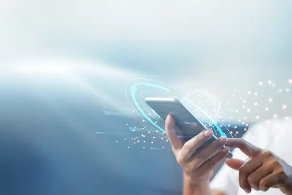 Hand hält Smartphone mit digitaler Benutzeroberfläche und vernetzten Grafikelementen