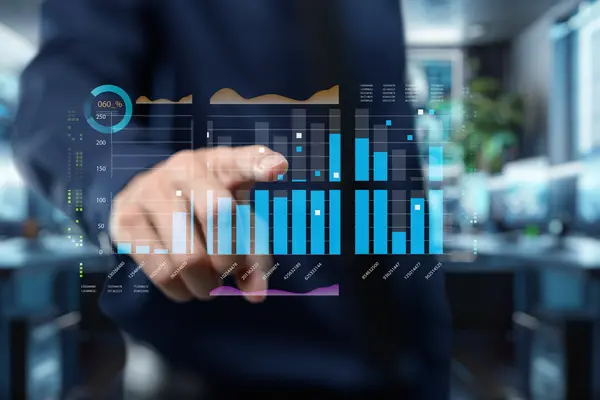 Hand interagiert mit digitalem Analyse‑Dashboard voller Diagramme