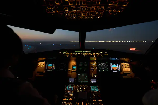 Beleuchtetes Flugzeugcockpit bei Nacht