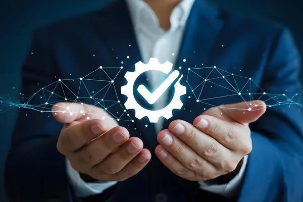 Hände halten ein leuchtendes digitales Prüfzeichen mit Netzwerkstruktur