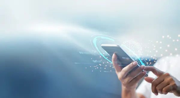 Hand hält Smartphone mit digitaler Benutzeroberfläche und vernetzten Grafikelementen