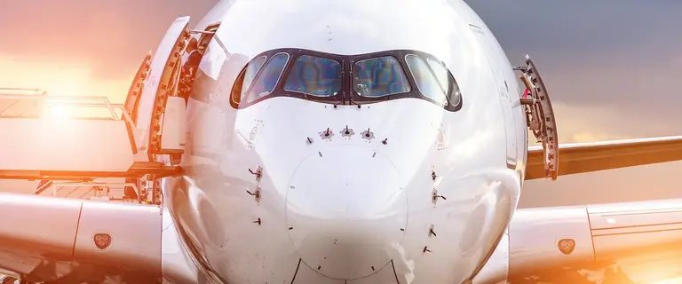 Frontalansicht eines Flugzeugs bei warmem Sonnenlicht