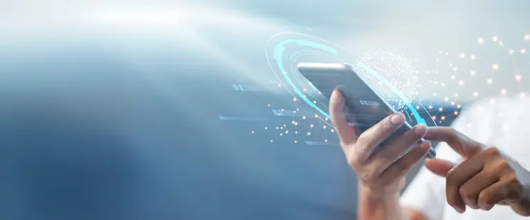 Hand hält Smartphone mit digitaler Benutzeroberfläche und vernetzten Grafikelementen