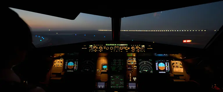 Beleuchtetes Flugzeugcockpit bei Nacht