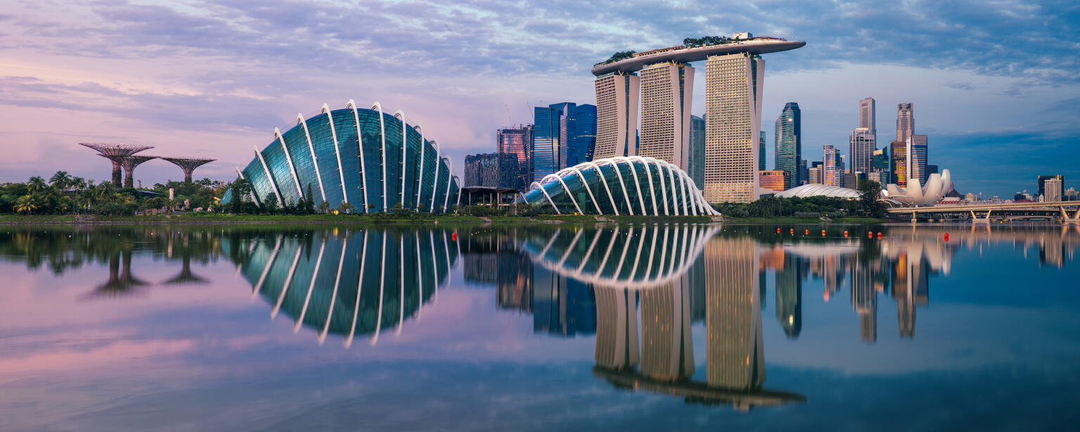 Cityscape of singapore city on morning sunrise (© anek.soowannaphoom/Shutterstock.com)