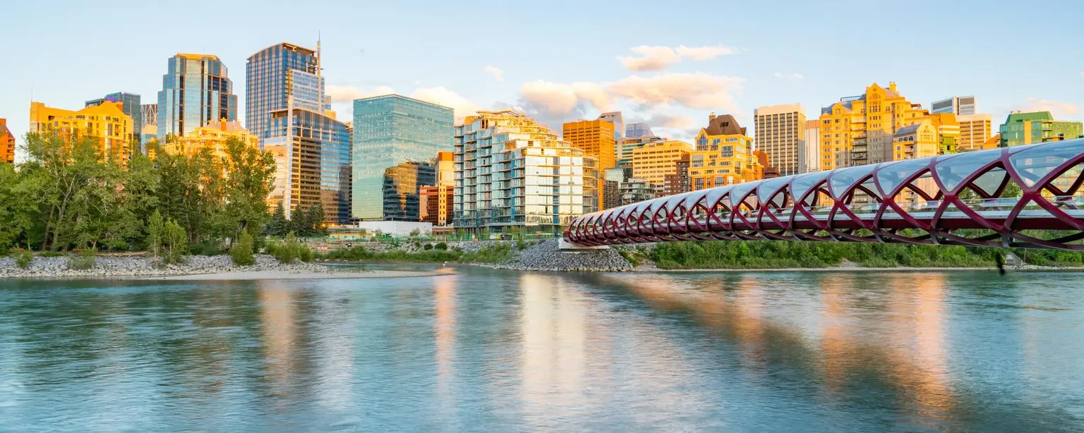 Skyline of the city Calgary, Alberta, Canada (© Paul Brady)