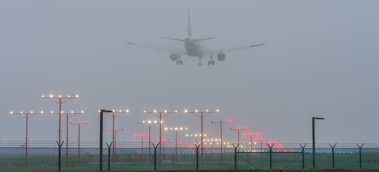 Flugzeug versucht sicher zu landen am Airport bei schlechten Wetterbedingungen_Lido Desktop Assessment Service