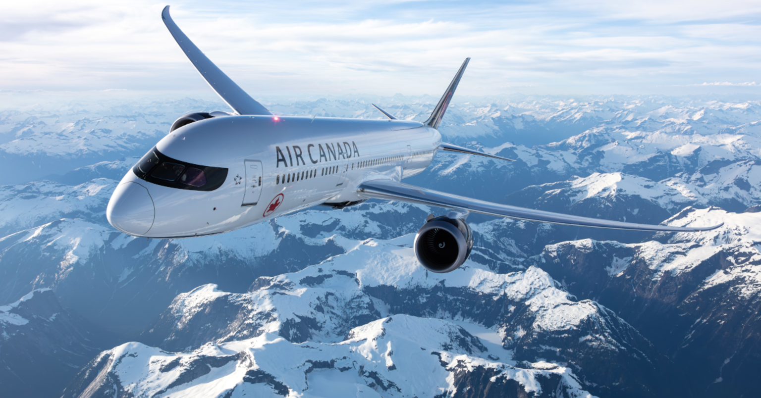 Air Canada Boeing 787-9 in der Luft über Gebirge