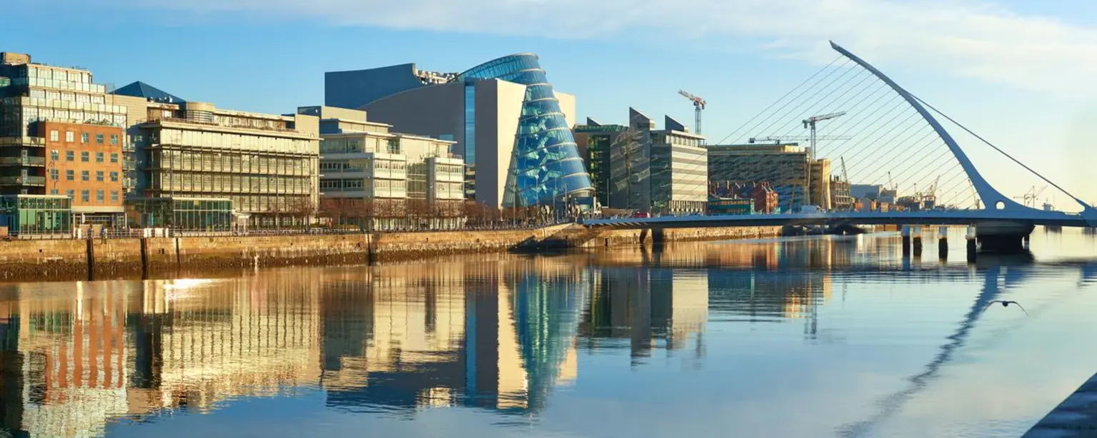 Blick auf das Stadtzentrum von Dublin mit der Samuel-Beckett-Brücke