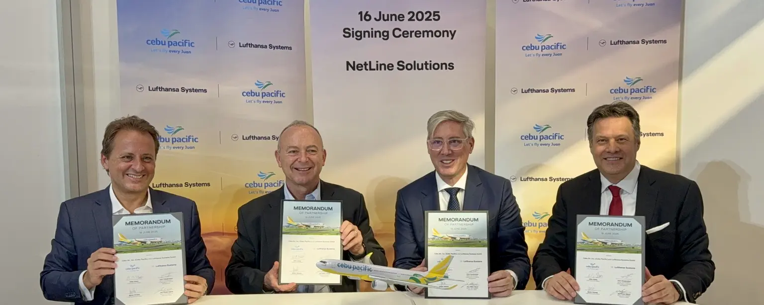 Vereinbarungsunterzeichnung zu NetLine Operations Control und Crew Management Lösungen zwischen Cebu Pacific und Lufthansa Systems auf der Paris Air Show