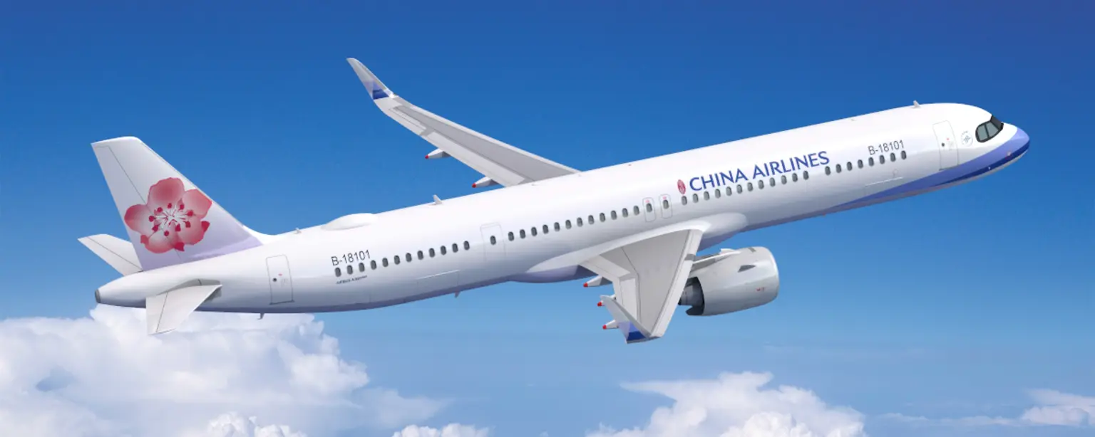 China Airlines Airbus A321neo mit Kirschblüten-Design fliegt über Wolken bei klarem Himmel